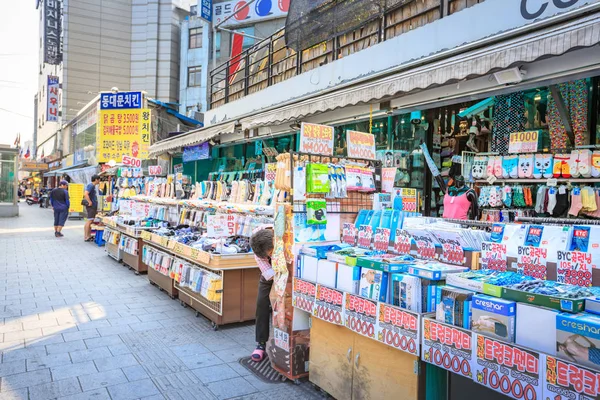 街的商店，在东大门市场在 2017 年 6 月 18 日在首尔，是枝 — 图库照片