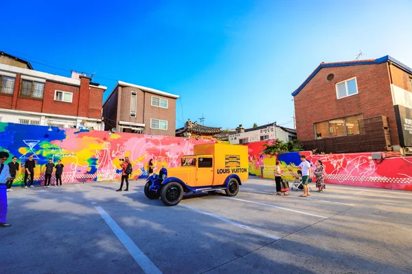 Les touristes sans titre visitent le parking qui affiche l'histor — Photo