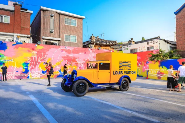 Les touristes sans titre visitent le parking qui affiche l'histor — Photo