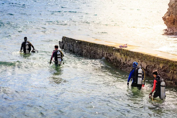 Scuba diver op weg naar het water op Jul 23, 2017 in Lipo isla — Stockfoto
