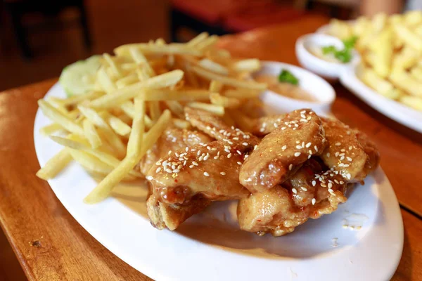 Pollo y patatas fritas — Foto de Stock
