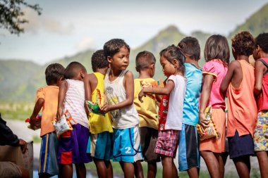 Bir sırada bekleyen ve holding Filipino çocuk snack onların 