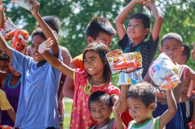 Bir sırada bekleyen ve holding Filipino çocuk snack onların 