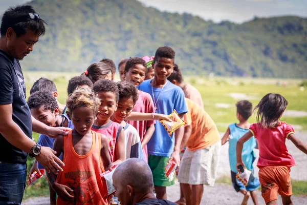 Philippinische Kinder stehen Schlange und halten Snacks in der Hand — Stockfoto