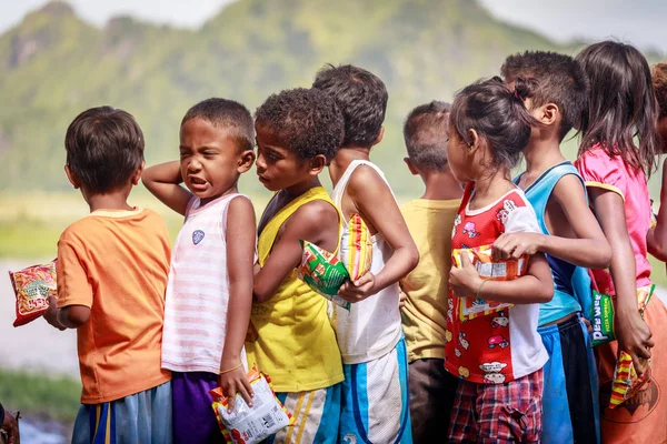 Les enfants philippins debout dans une file et tenant collation dans leur — Photo