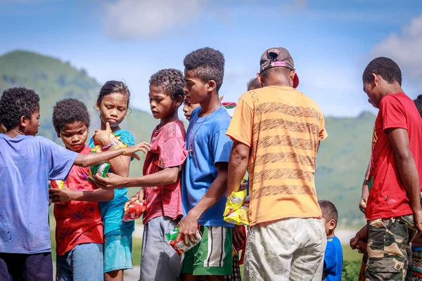 Philippinische Kinder stehen Schlange und halten Snacks in der Hand — Stockfoto