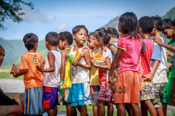 Les enfants philippins debout dans une file et tenant collation dans leur — Photo