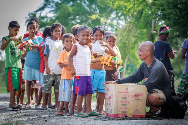 I bambini filippini in piedi in fila e tenendo spuntino nel loro — Foto Stock