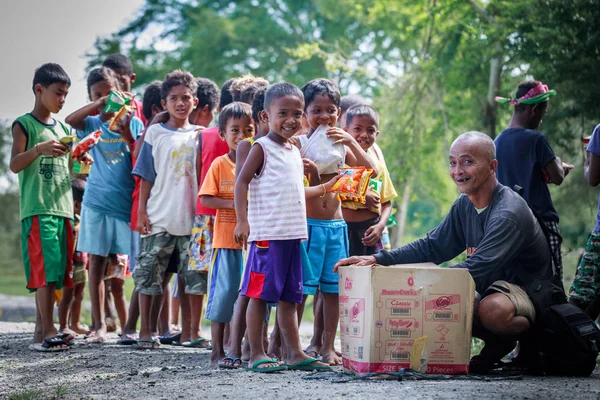 I bambini filippini in piedi in fila e tenendo spuntino nel loro — Foto Stock