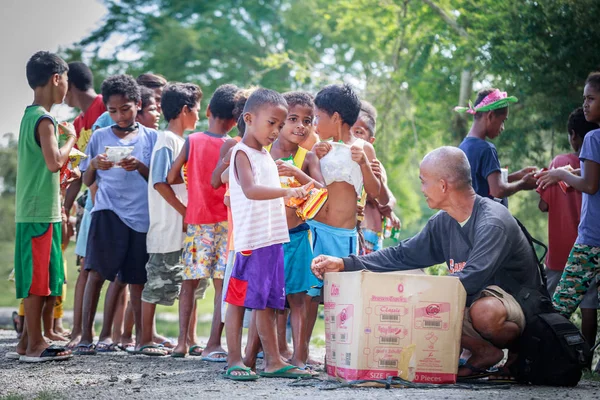 줄을 서 고 잡고 필리핀 아이 들 간식 들 — 스톡 사진