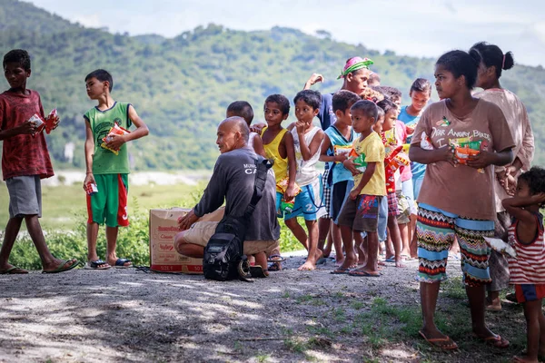 Les enfants philippins debout dans une file et tenant collation dans leur — Photo