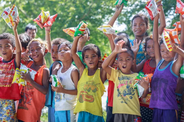 Filipino barn stå i en kö och hålla snacks i deras — Stockfoto