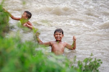 Filipinli çocuklar üzerinde 27 Ağustos 2017 yılında Santa Juli nehirde oynarken