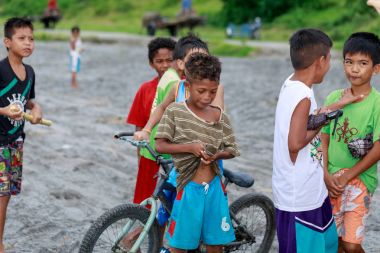 Yerel Filipinli çocuk yakınındaki volkan Mount Pinatubo Au üzerinde yaşayan