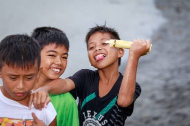 Yerel Filipinli çocuk yakınındaki volkan Mount Pinatubo Au üzerinde yaşayan