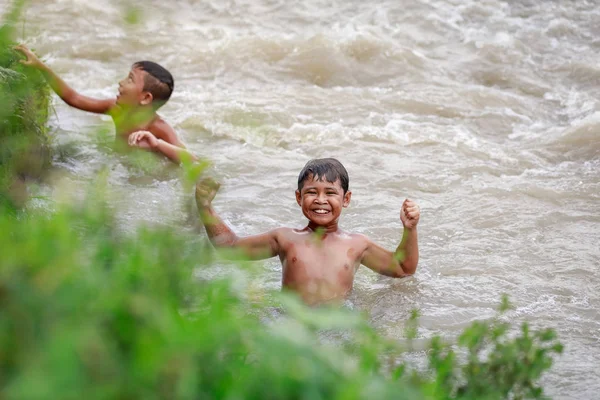 Filipino barn leker i floden 27 Aug 2017 i Santa Juli — Stockfoto