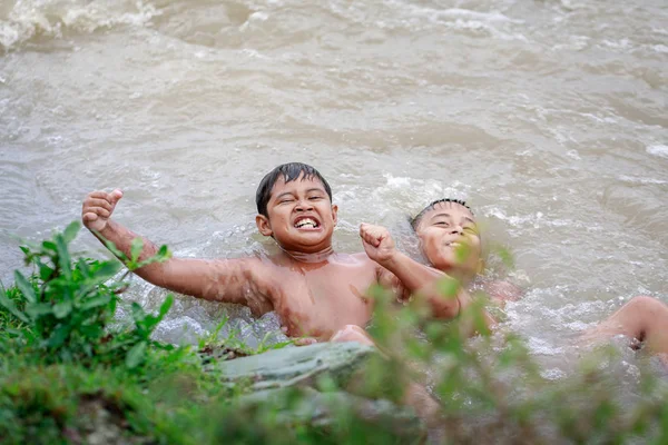 Filipino barn leker i floden 27 Aug 2017 i Santa Juli — Stockfoto