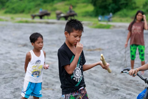 Bambini filippini che vivono vicino al vulcano Monte Pinatubo — Foto Stock