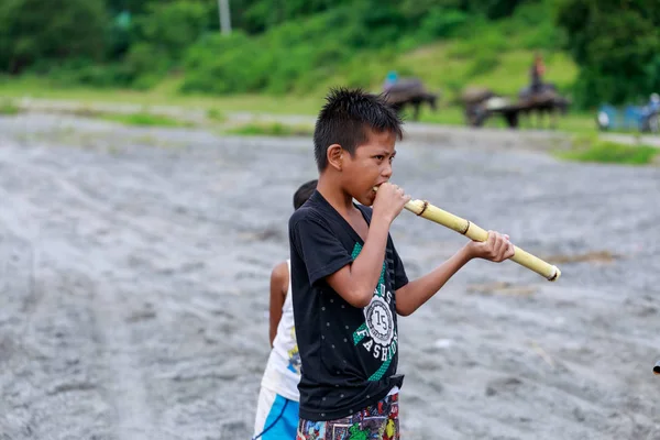 Bambini filippini che vivono vicino al vulcano Monte Pinatubo — Foto Stock