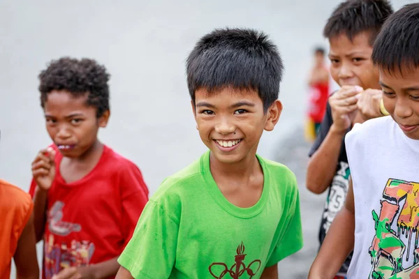 Enfants philippins locaux vivant près du volcan Mont Pinatubo sur Au — Photo