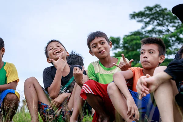 Lokala filippinska barn som lever nära vulkanen Mount Pinatubo på Au — Stockfoto