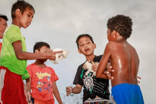 Lokale philippinische Kinder, die in der Nähe des Vulkans Mount Pinatubo auf Au leben — Stockfoto