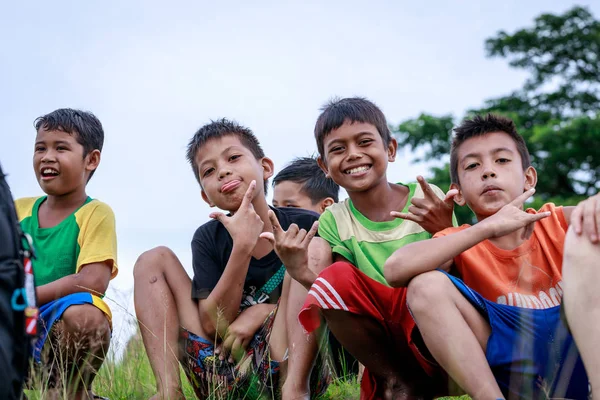 Lokale philippinische Kinder, die in der Nähe des Vulkans Mount Pinatubo auf Au leben — Stockfoto