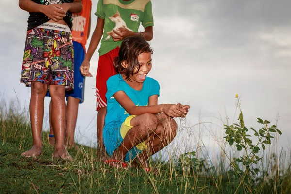 Enfants philippins locaux vivant près du volcan Mont Pinatubo sur Au — Photo