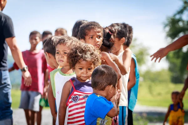 Діти племені Aeta біля Пінатубо на 27 серпня 2017 року в С — стокове фото