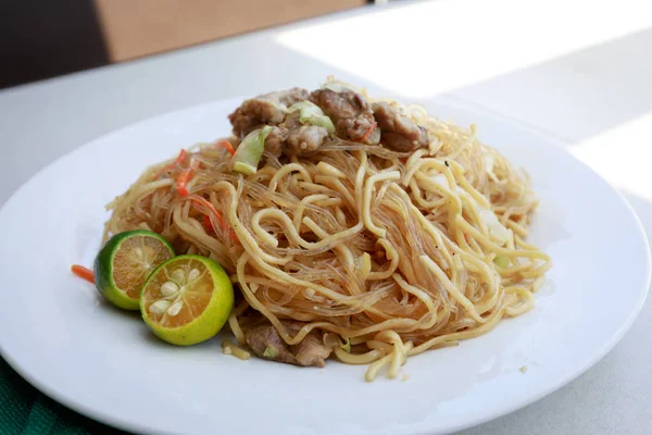 Filipino cuisine - Pancit Noodles — Stock Photo, Image