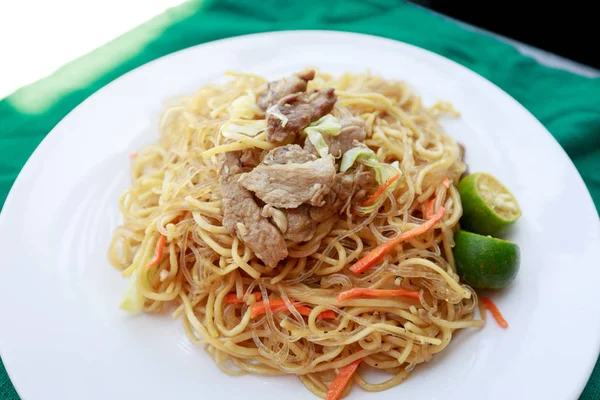 Filipino cuisine - Pancit Noodles — Stock Photo, Image