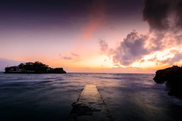 Закат над морем — стоковое фото