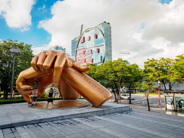 Statue de style Gangnam devant le centre commercial Coex le 1 septembre 2017 dans le — Photo