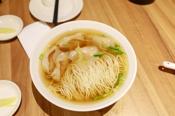 Çin stili mantı erişte çorbası