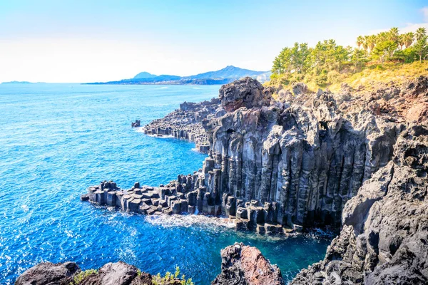 El Daepo Jusangjeolli basalto columnar articulaciones y acantilados en Jeju — Foto de Stock