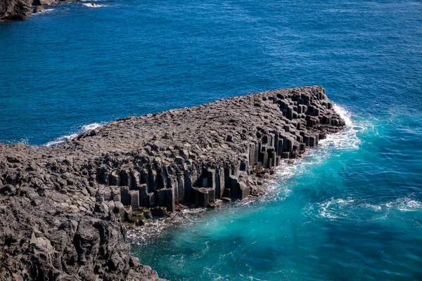 As articulações colunares de basalto Daepo Jusangjeolli na ilha de Jeju, então — Fotografia de Stock