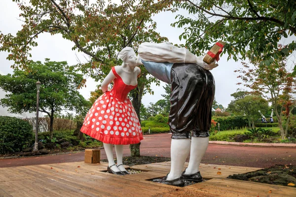 Sochařství, líbající se pár v Jeju Loveland zábavním parku na oct 7, 2 — Stock fotografie