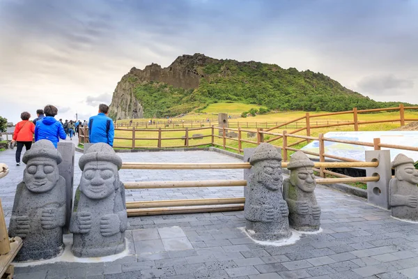 Seongsan Ilchulbong, gündoğumu tepe ve bir çalışma olduğu olarak da bilinir