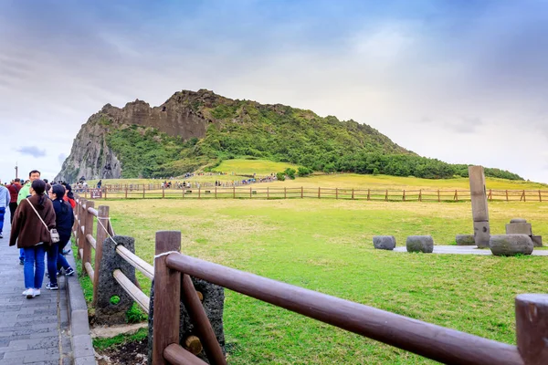 Seongsan Ilchulbong, gündoğumu tepe ve bir çalışma olduğu olarak da bilinir