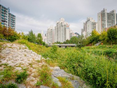 Nehir, dere Sanggye-dong o dairelerde arkasında görünümünü