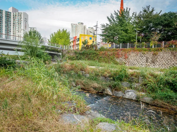 Nehir, dere Sanggye-dong o dairelerde arkasında görünümünü