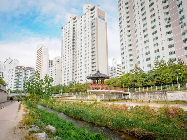 Widok na rzekę, strumień za apartamenty w Sanggye-dong w O — Zdjęcie stockowe