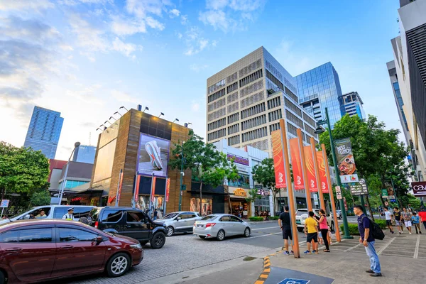 Stadsbilden i Bonifacio High street som är berömdt shopping — Stockfoto