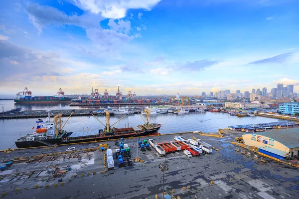 Маніла порту з упаковки, Логістичний бізнес і суден у листопаді — стокове фото