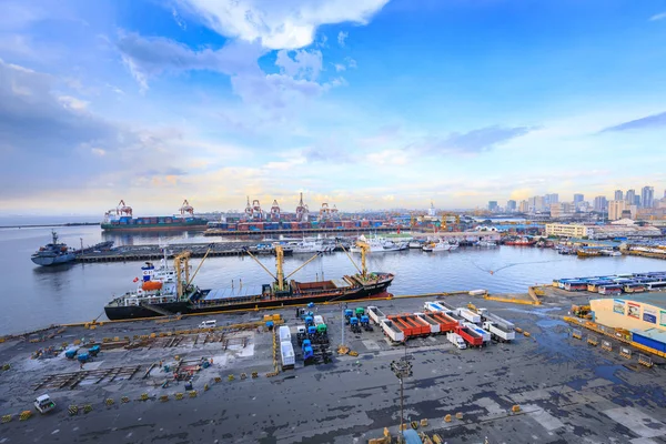 马尼拉口岸与容器, 商业斯谛和船在11月 — 图库照片