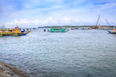 Geleneksel banca tekne Philip limanda Caticlan iskele yanında