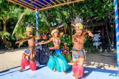 Crystal Cove Filipinler yerli giyinmiş dansçı