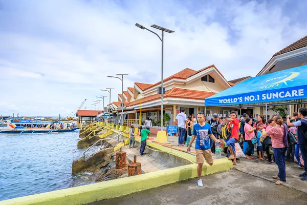 Turistas desconocidos en la terminal portuaria de embarcadero de Caticlan — Foto de Stock