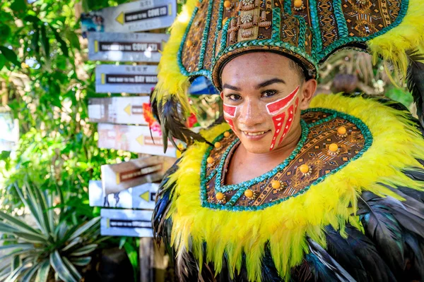 Natív öltözött táncos: Crystal Cove, a Fülöp-szigeteken — Stock Fotó