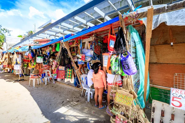 Lokala souvenirbutiker - fodrad vita stranden i Boracay Island, Phil — Stockfoto